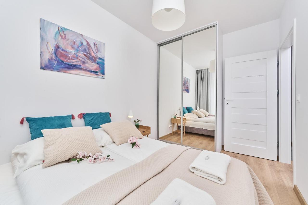 Apartment Wichrowa With Free Garage Wroclaw By Noclegi Renters Buitenkant foto