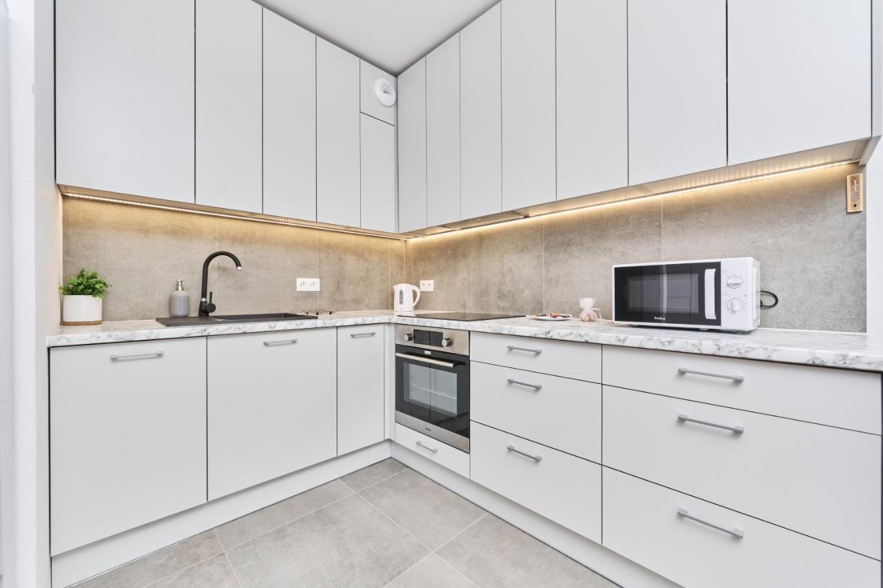 Apartment Wichrowa With Free Garage Wroclaw By Noclegi Renters Buitenkant foto