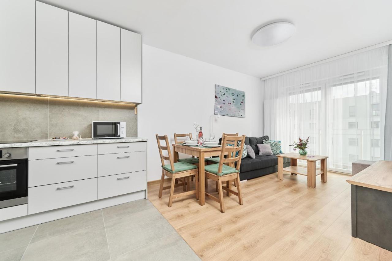Apartment Wichrowa With Free Garage Wroclaw By Noclegi Renters Buitenkant foto