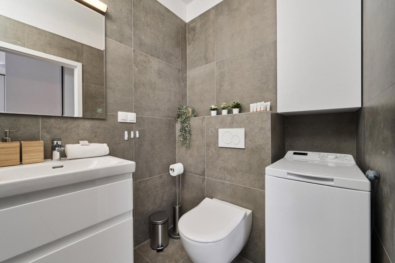 Apartment Wichrowa With Free Garage Wroclaw By Noclegi Renters Buitenkant foto